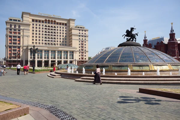 Náměstí, skleněné kopule, čtyři seasons hotel Moskva a chodící lidé — Stock fotografie