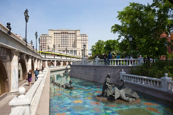 Piscina, persone a piedi e Four Seasons Hotel Mosca — Foto Stock