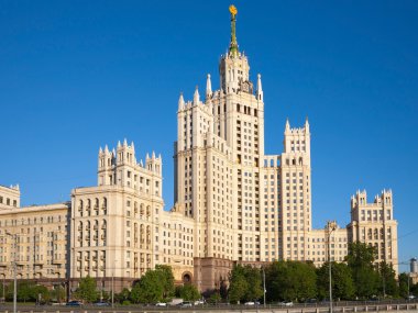 Stalin gökdelen Bulutsuz mavi gökyüzü