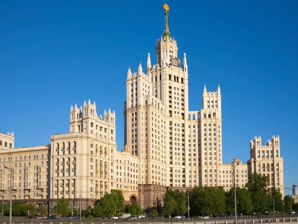 Stalin mrakodrap proti modré obloze bez mráčku — Stock fotografie