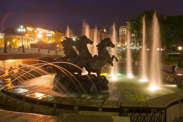 Fontana di cavalli a Mosca. Notte. . — Foto Stock