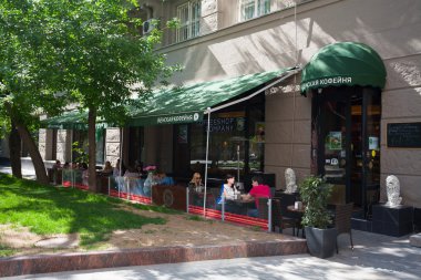 kahve dükkanındaki insanlara