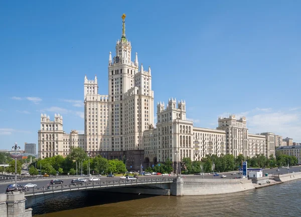 Immeuble de grande hauteur sur la rue Katelnicheskaya à Moscou — Photo