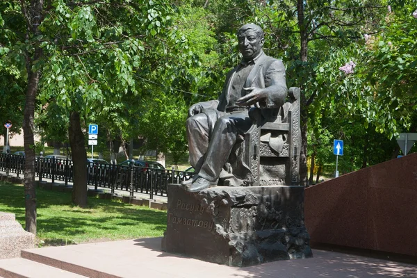 Rasul gamzatov poet monument — Stockfoto