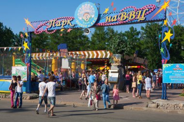 insanlar eğlence parkı girişine yakın