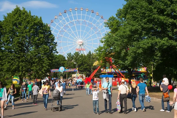 Gente caminando en el parque VDNKh — Foto de Stock