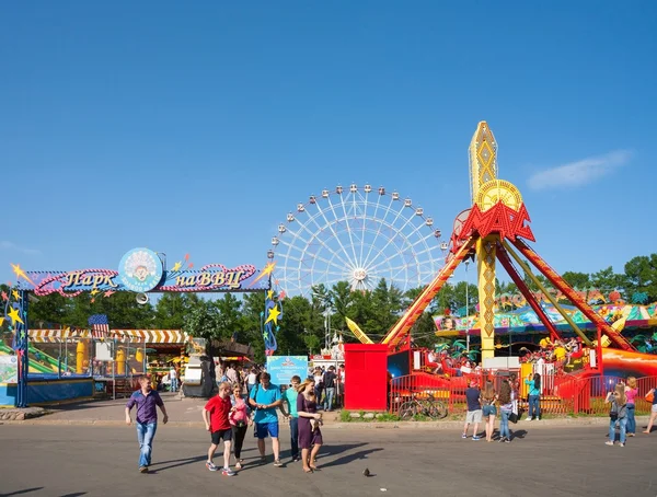 Personnes marchant près des attractions — Photo