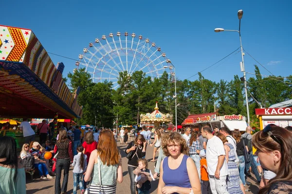 Personnes se reposant dans le parc d'attractions VDNKh — Photo