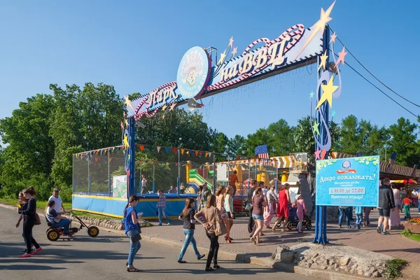 People entering VDNKh amusement park — Stock Photo, Image
