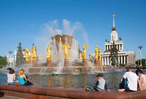 Personer som sitter nära fontänen i Moskva — Stockfoto