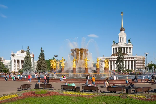 Pessoas que descansam perto da fonte em Moscou — Fotografia de Stock