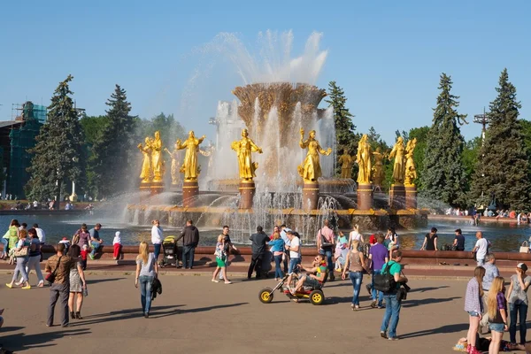 Persone che camminano vicino alla fontana dell'amicizia dei popoli — Foto Stock