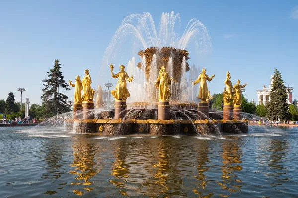 Fontana decorata con statue dorate — Foto Stock