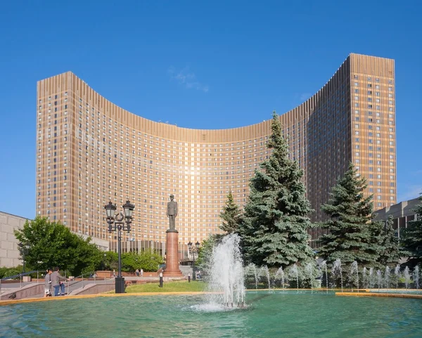 コスモス ホテルの建物とモスクワの噴水 — ストック写真