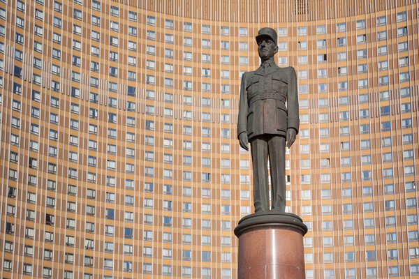 Памятник генералу де Голлю в Москве
