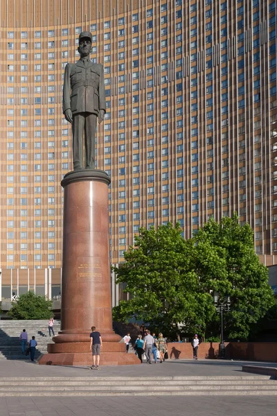 Загальні де Голль пам'ятником проти cosmos hotel facadet в Моско — стокове фото