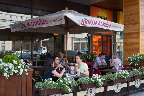 People resting in summer cafe — Stock Photo, Image