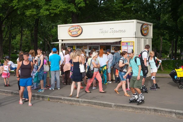 Gente caminando cerca de la tienda de comida de verano — Foto de Stock
