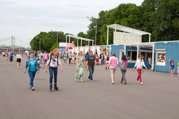 Gente caminando en Gorky Park —  Fotos de Stock