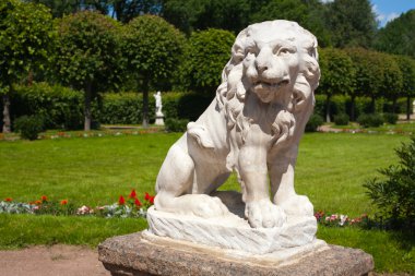 taş bir aslan heykeli