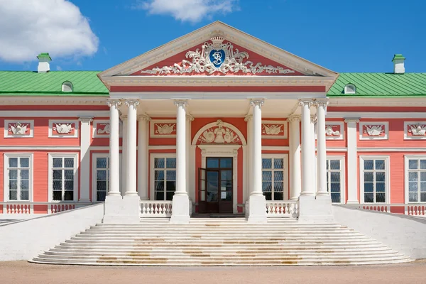 Palácio com colunas e escadas — Fotografia de Stock