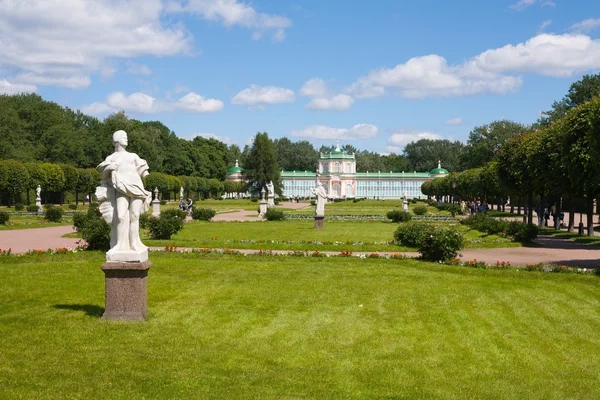 Mramorové sochy v parku a palác — Stock fotografie