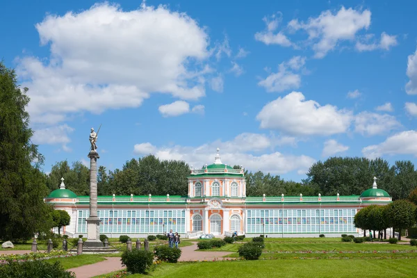 Pałac w parku — Zdjęcie stockowe