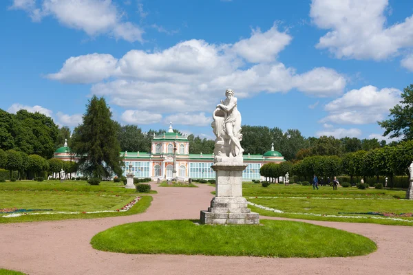 Estátua de mármore e Palácio. Dia de verão . — Fotografia de Stock