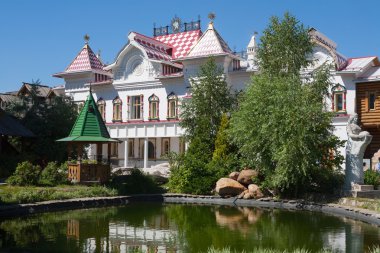 beyaz bina, ağaç ve Moskova kremlin gölette