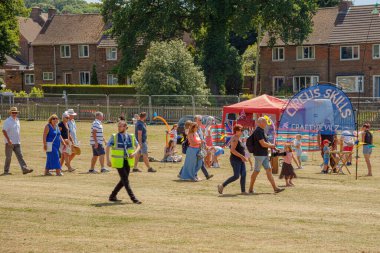 Rotherham, Güney Yorkshire / U.K.-Haziran .09.2022 Karnaval alanından görüntüler. Bazı insanlar süslenip püslenip geziyorlar ve yerel kulüpleri temsil ediyorlar..