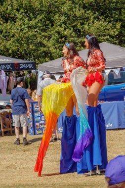 Rotherham, Güney Yorkshire / U.K.-Haziran .09.2022 Karnaval alanından görüntüler. Bazı insanlar süslenip püslenip geziyorlar ve yerel kulüpleri temsil ediyorlar..