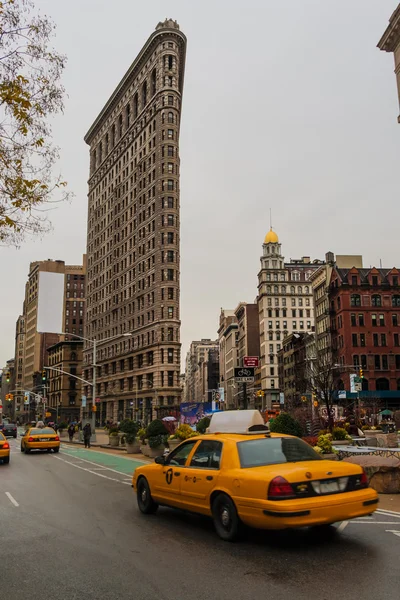Taxi in de buurt van flatiron building — Stockfoto