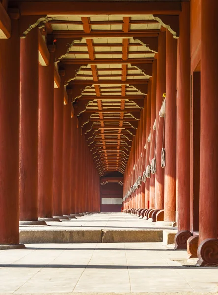 Ponto de fuga do alpendre vermelho — Fotografia de Stock