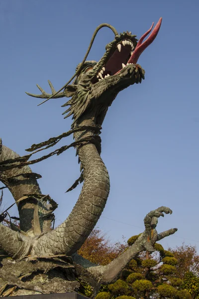 Estatua de hierro dragón chino. Año del dragón —  Fotos de Stock