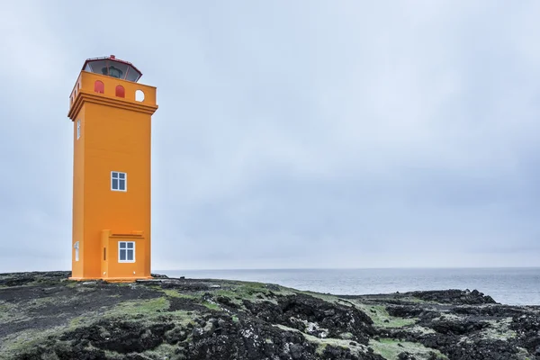 Faro naranja de Saxholsbjarg en Snaefellsnes, Islandia — Foto de Stock