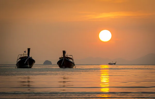 Belo pôr do sol em Krabi, Tailândia, com barcos de cauda longa — Fotografia de Stock