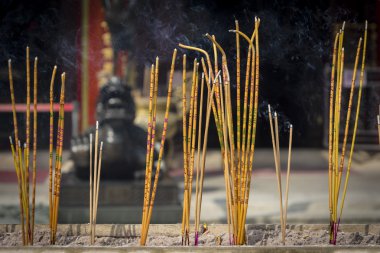 wong tai sin, hong kong bir taoist tapınakta yanan tütsü sopa.