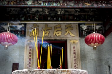 hong Kong'da bir Taocu Tapınağı'nda yanan tütsü çubukları.