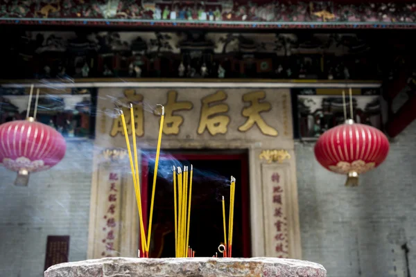 Räucherstäbchen brennen in einem taoistischen Tempel in Hongkong. — Stockfoto