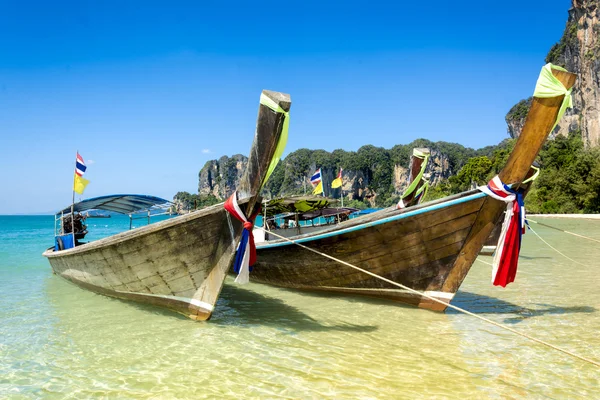 Lång svans båtar i railay beach, thailand. — Stockfoto