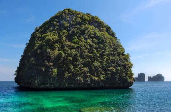 小さな島の植生の完全です。タイで ko samah 島 — ストック写真