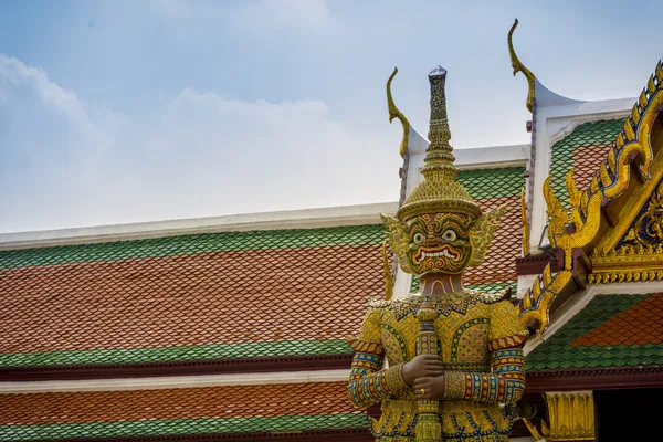 Giant demon guarding an exit in Wat Phra Kaew, Bangkok. — Stock Photo, Image