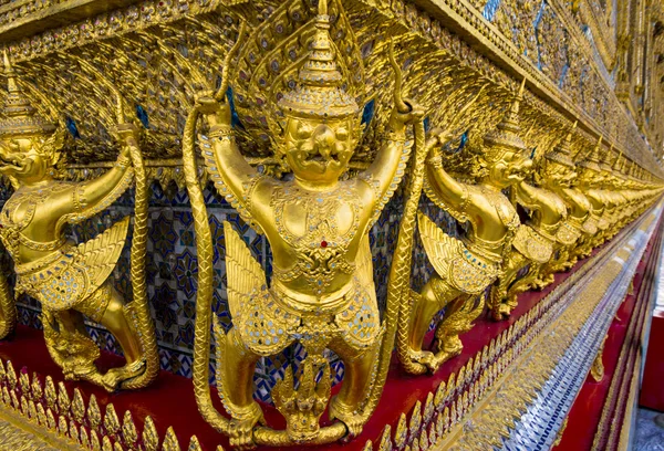 Esculturas Garuda douradas ponto de fuga no templo Wat Phra Kaew, Bangkok . — Fotografia de Stock