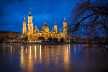 el pilar Bazilikası ve ebro Nehri'nin (zaragoza, İspanya)