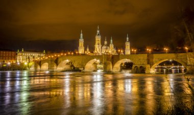 Zaragoza Ebro Nehri'nin ve taş köprüsü