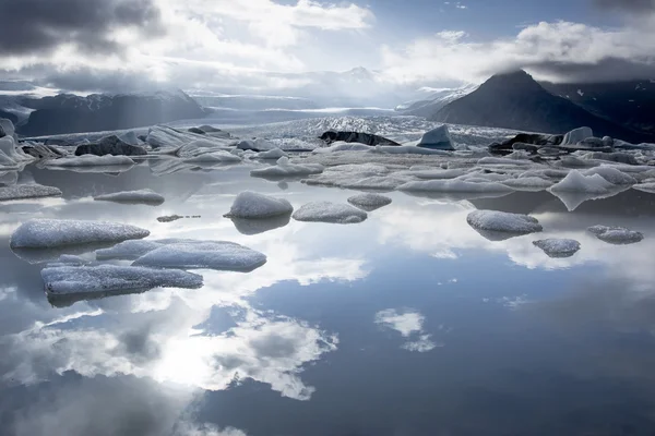 Fjallsarlon ledovcové jezero, obloha odraz ve vodě — Stock fotografie