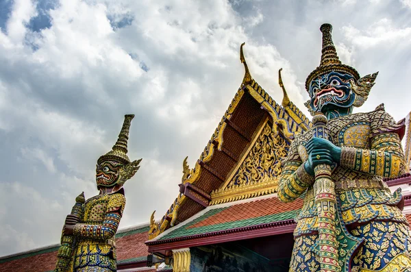 2 demonios gigantes custodiando una salida en Wat Phra Kaew, Bangkok . — Foto de Stock