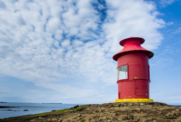 Faro rojo en Stykkisholmur, Península de Snaefellsnes, Islandia — Foto de Stock
