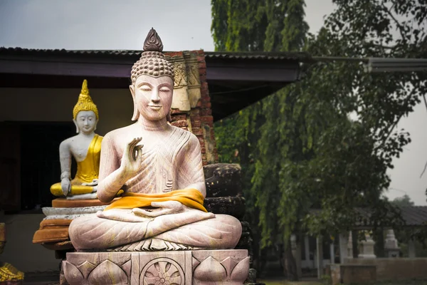 Buddha statyer på wat phu khao thong i ayutthaya. Thailand. — Stockfoto