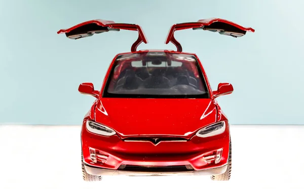 Barcelona, Espanha. Outubro 21: Tesla vermelho Modelo X carro de brinquedo com portas de asas de falcão abertas — Fotografia de Stock